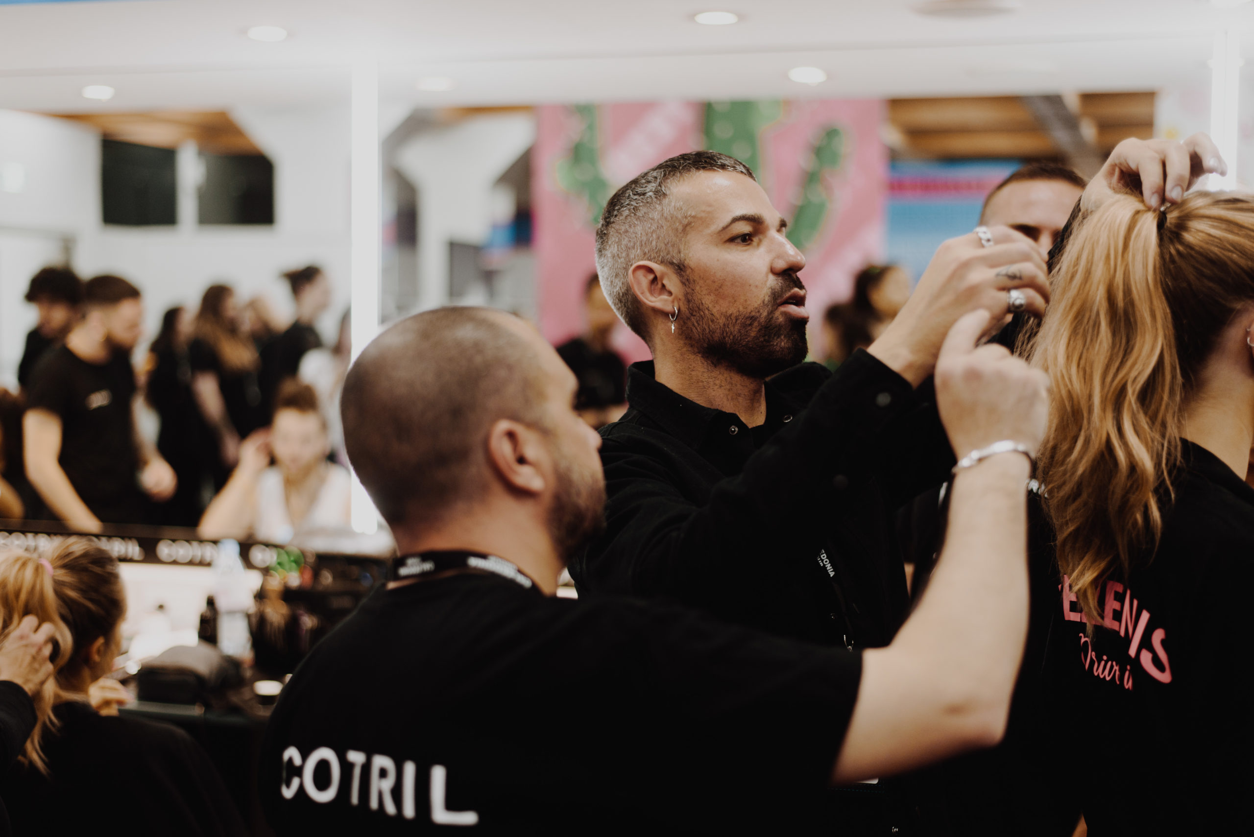 HIGH PONY TAIL E MESSY BUN: COTRIL PER TEZENIS FASHION SHOW