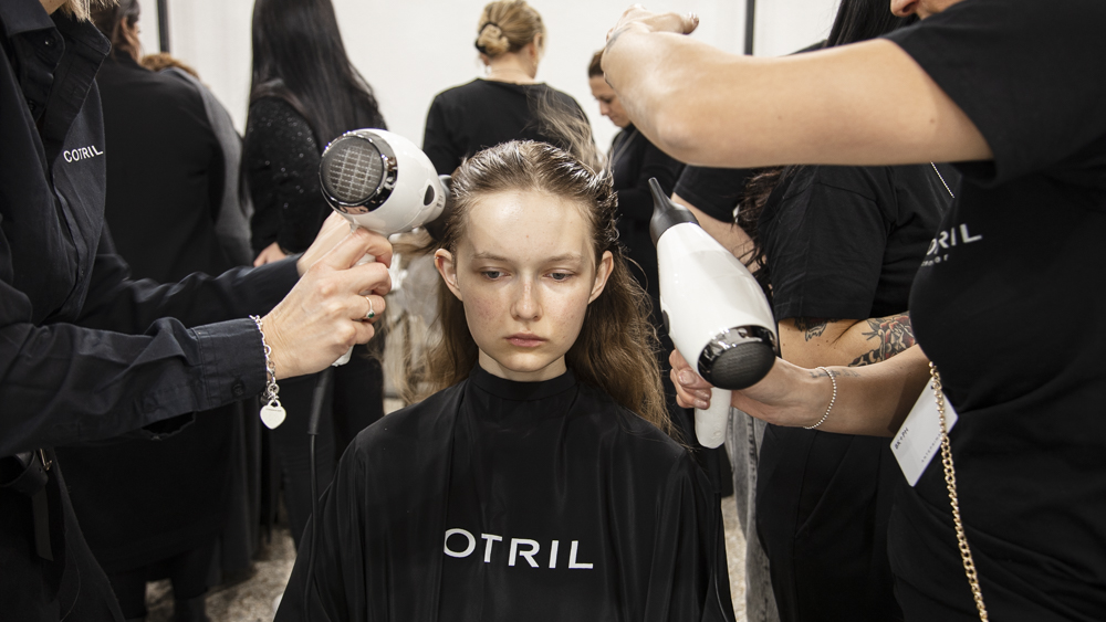 CAPELLI EFFETTO NEVE PER LA SFILATA DI ANTEPRIMA