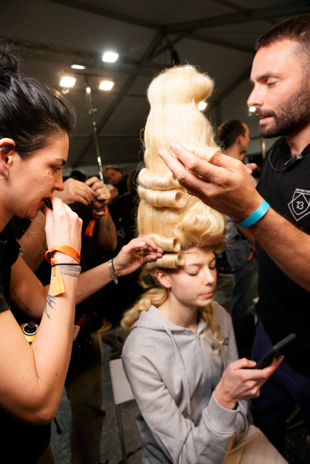 NEL BACKSTAGE DI MOSCHINO DURANTE LA MFW