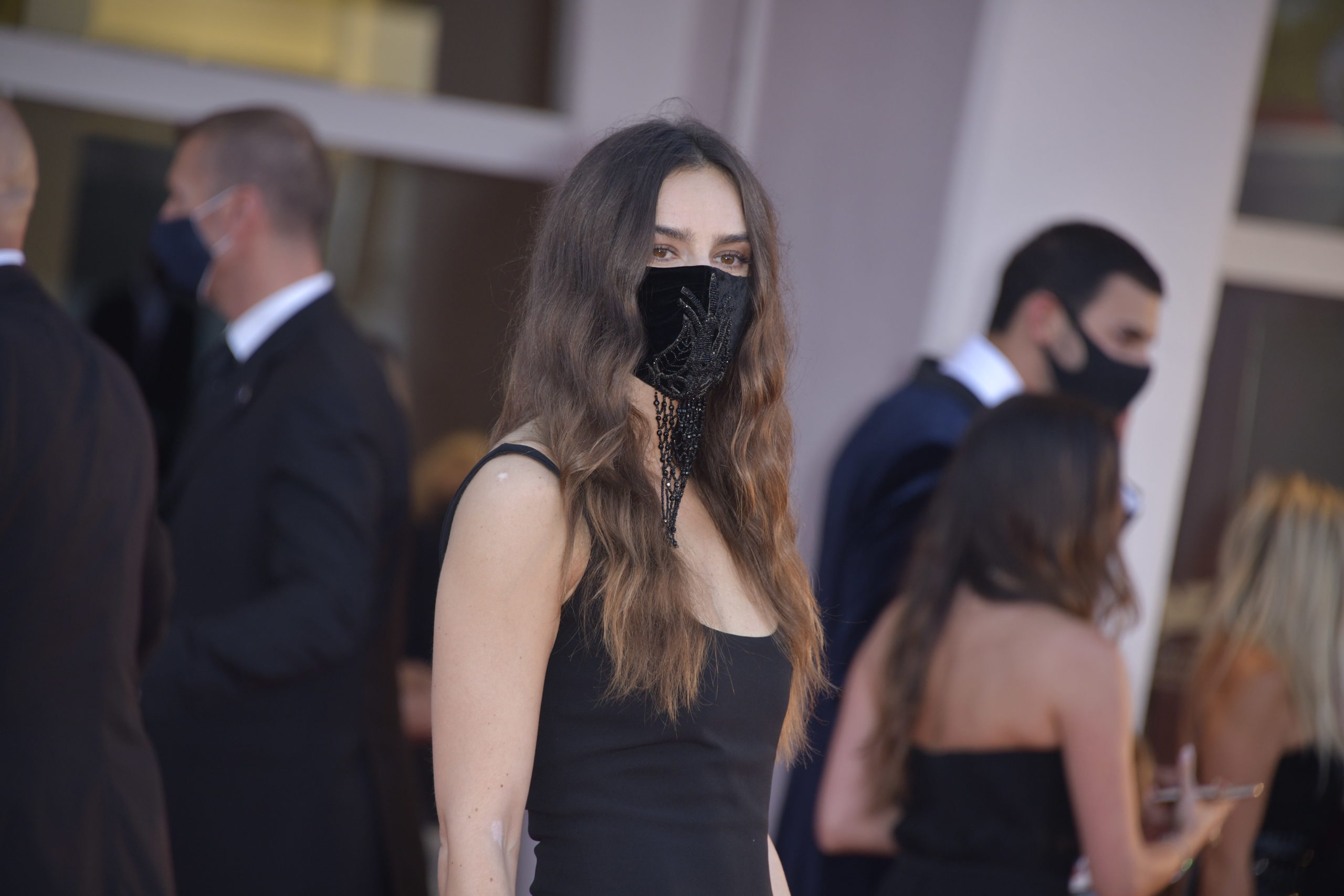 L’ HAIRLOOK DI KASIA SMUTNIAK A VENEZIA ’77