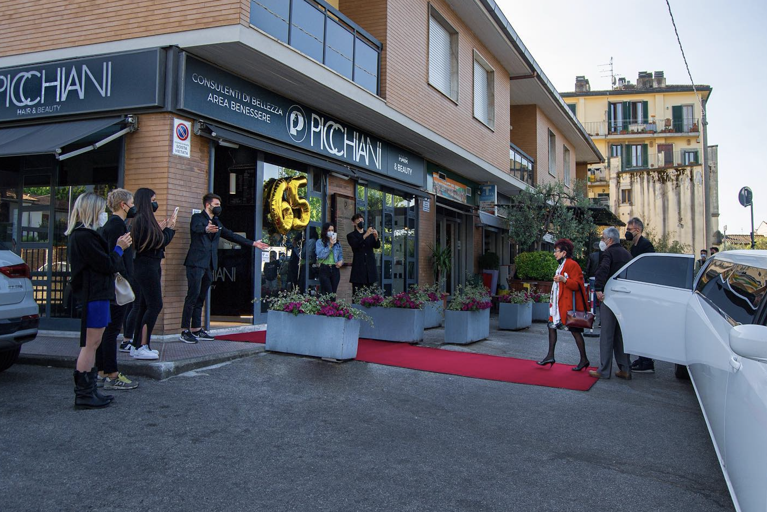 Il parrucchiere va a prendere la sua cliente in limousine, ecco perché.