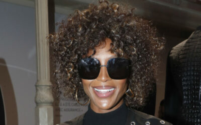 TENDENZE CAPELLI 2022: LA FRANGIA RICCIA